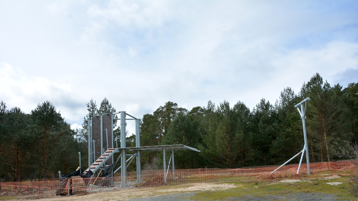 Trabajos de instalación de la tirolina de Duruelo de la Sierra.