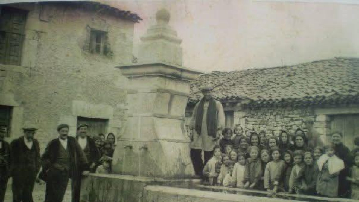 Imagen antigua de Espejón, con vecinos.