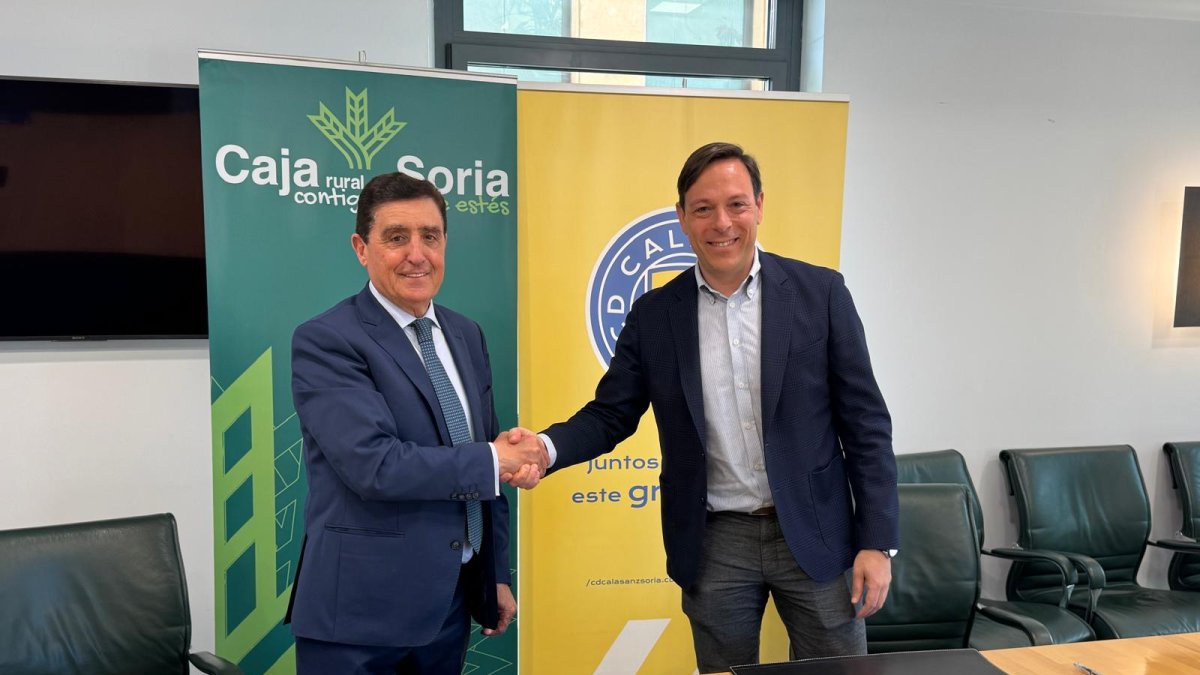 Carlos Martínez y Gonzalo Irigoyen tras la firma de la renovación del convenio.