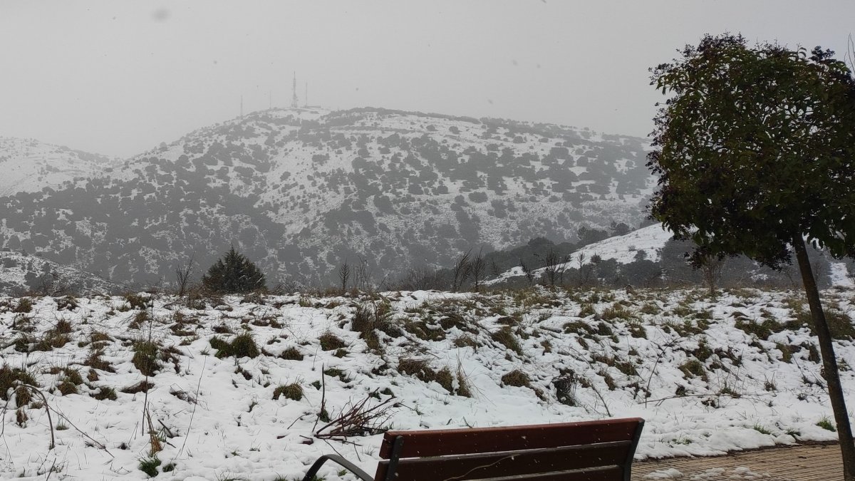Vista de la Sierra de Santa Ana cubierta por la nieve este domingo.