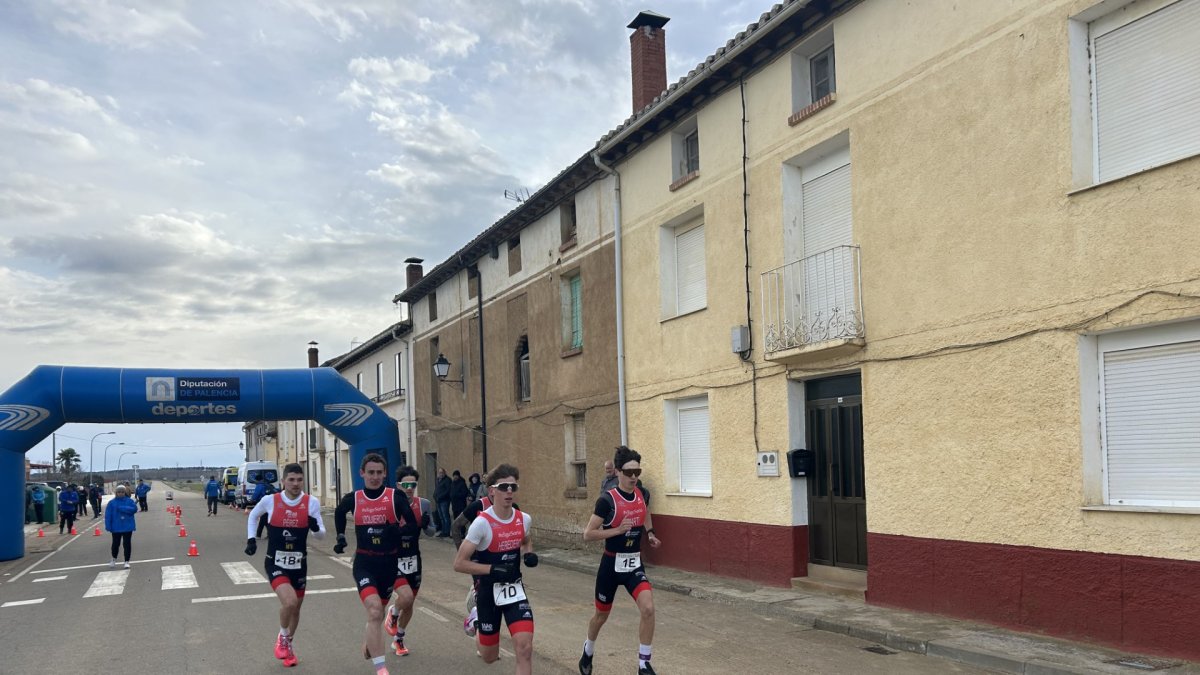 El equipo masculino del Deporama Triatlón Soriano durante la prueba.