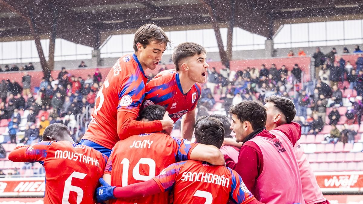 Buen partido de los rojillos bajo la nieve