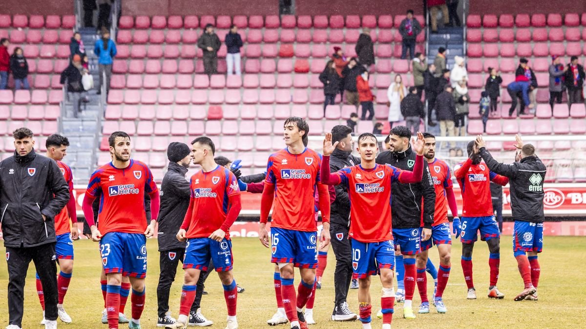 Los jugadores del Numancia se saludan tras la última victoria lograda en Los Pajaritos ante el Salamanca UDS.