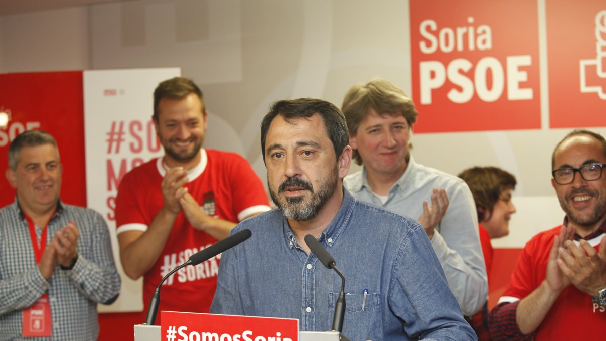 Javier Muñoz celebrando una victoria electoral del PSOE en la sede de Soria delante de Carlos Martínez.