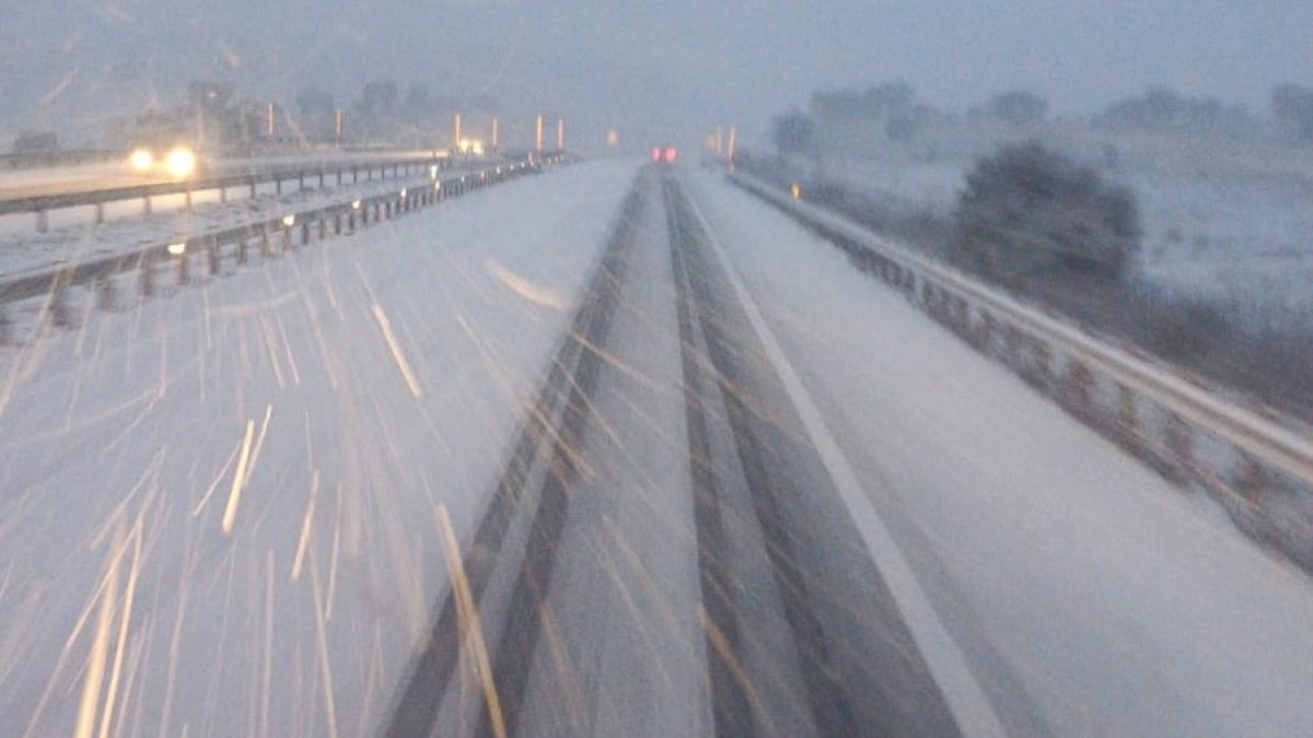 Nieve en autovía en la zona de Medinaceli.