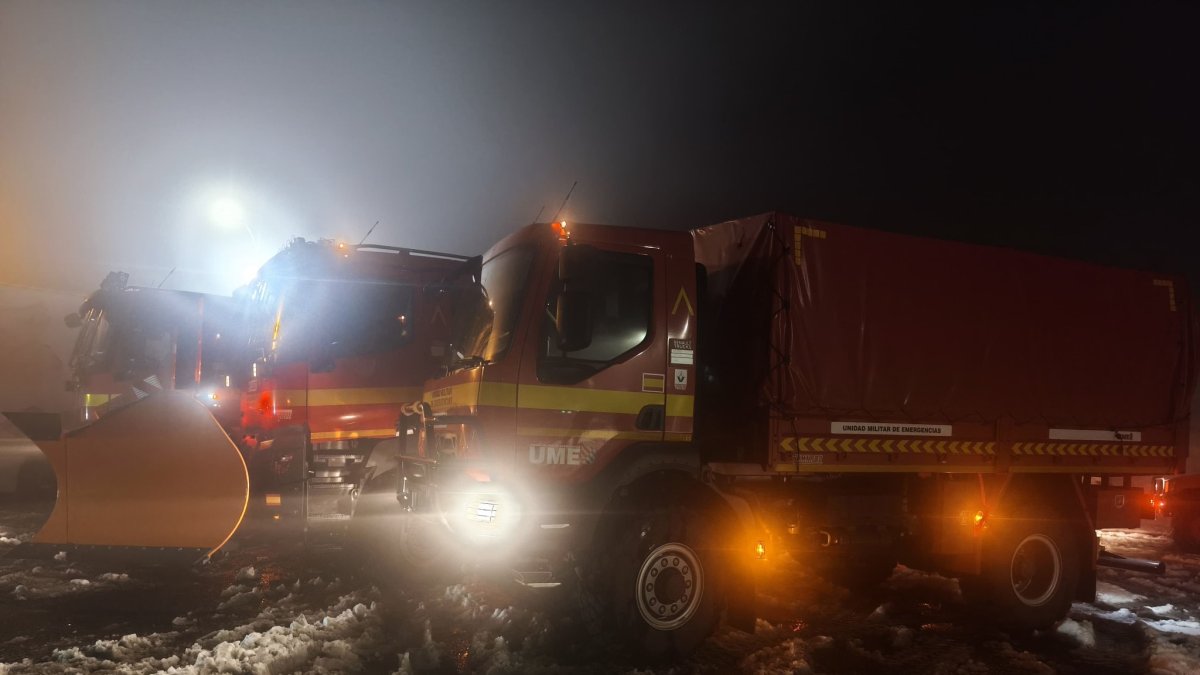 Efectivos de la UME de Zaragoza se desplazaron anoche a Medinaceli para intervenir y ayudar a los vehículos atrapados a causa de la intensa nevada.