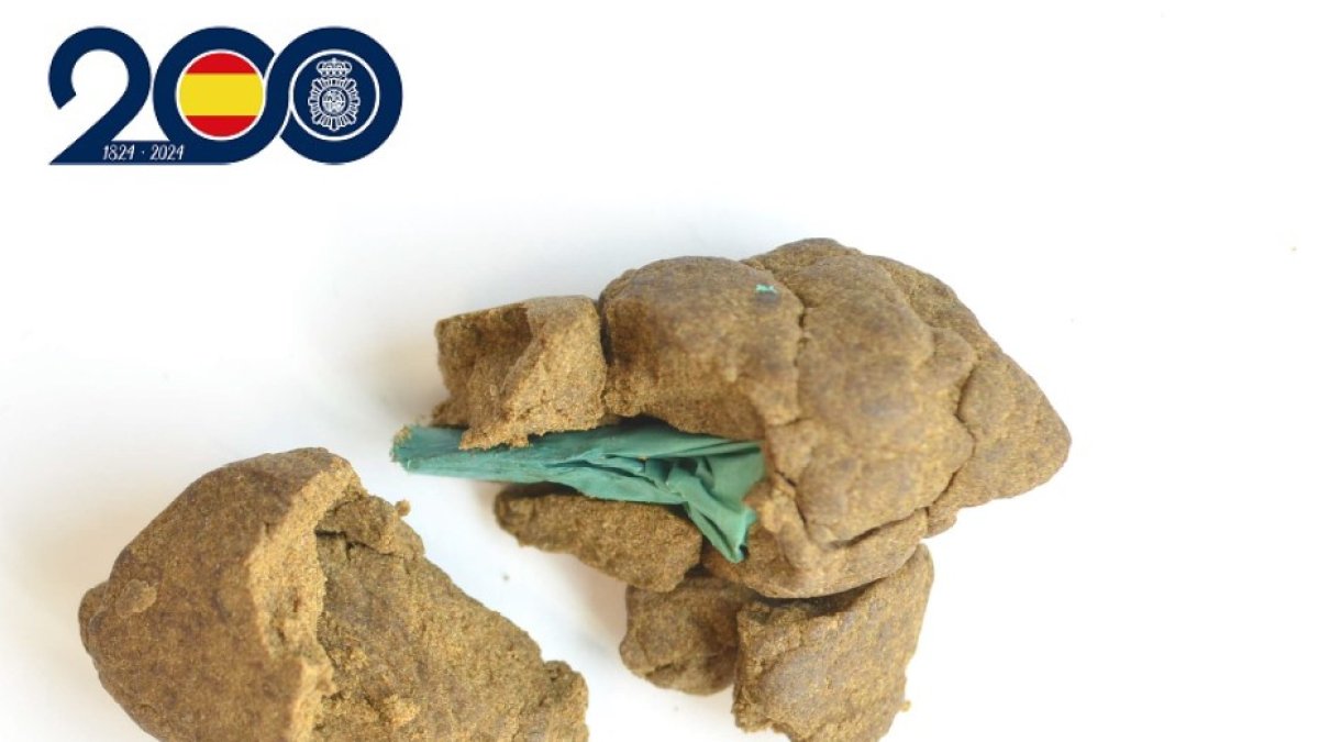 Envoltorio con cocaína dentro de una de las bellotas de hachís incautadas.