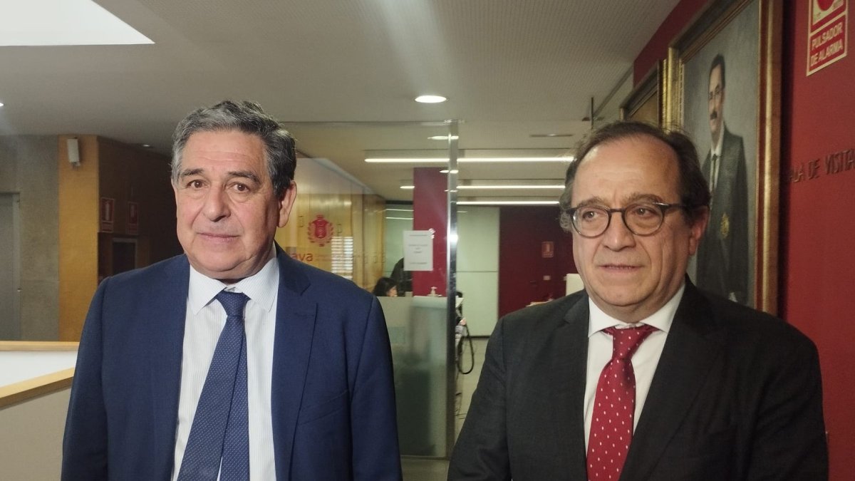 El nuevo presidente del Cacyl, Fernando Rodríguez Santocildes (dcha) junto al presidente saliente, Julio Sanz Orejudo, minutos después de la votación en el ICVA.