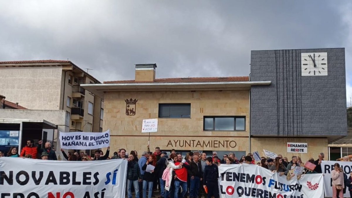 Una de las manifestaciones de los vecinos de Benamira contra la planta solar.