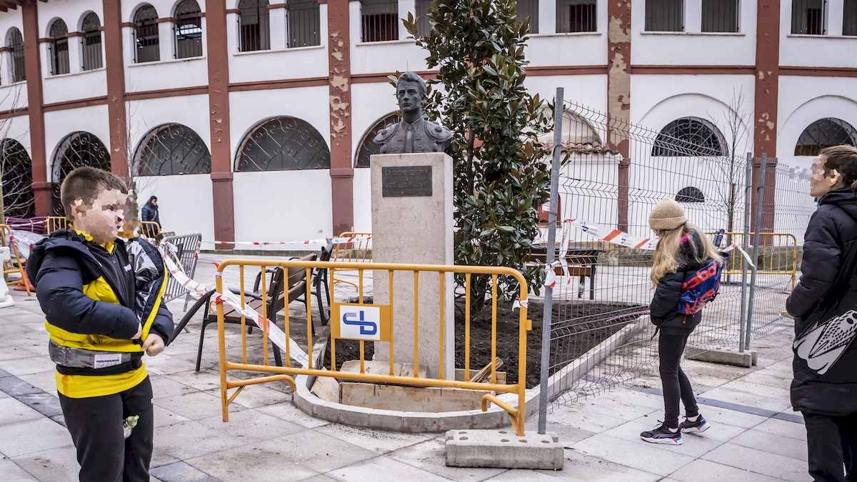 Algunas personas viendo cómo ha quedado la recolocación del busto.