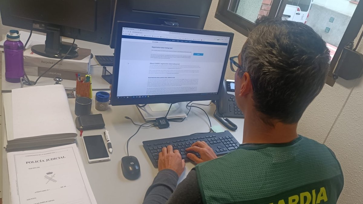Guardia civil en su puesto de trabajo.