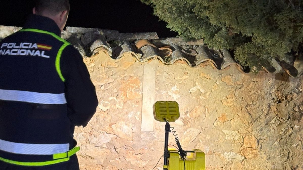 Un policía en el cementerio en el que se encontró el torso.