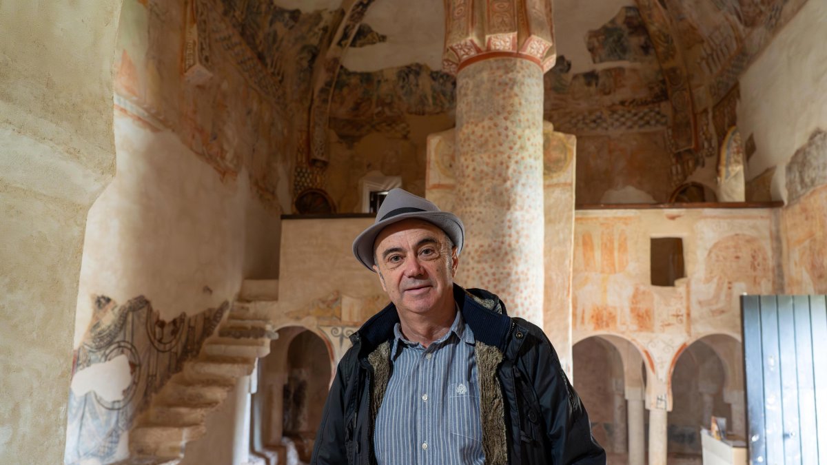 El poeta soriano Fermín Herrero, en la ermita de San Baudelio de Berlanga.