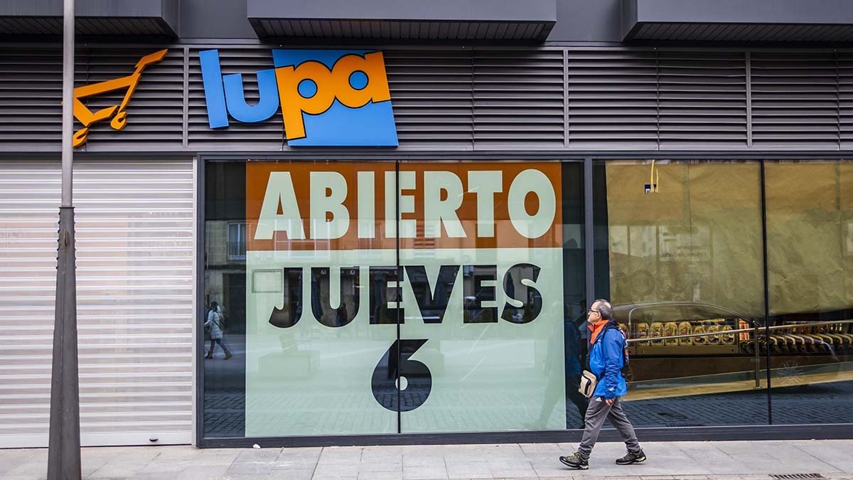 Cartel anunciador de la apertura de Lupa en Mariano Granados.