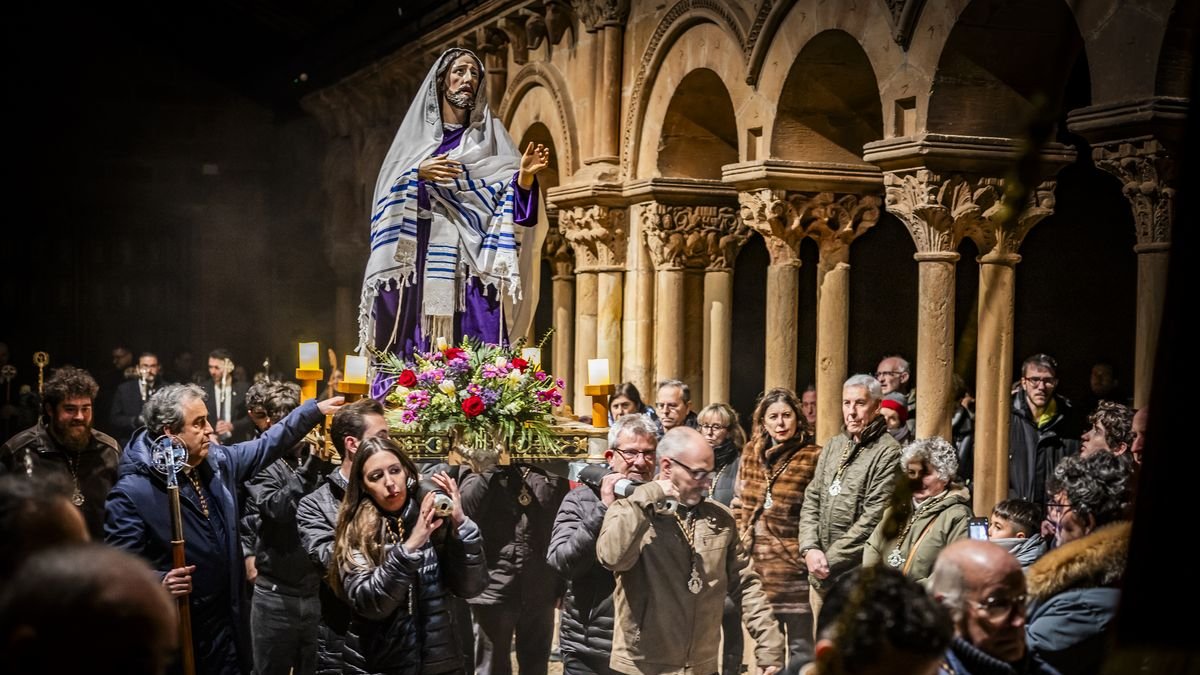 El Cristo recorrió los claustros de la Concatedral de San Pedro