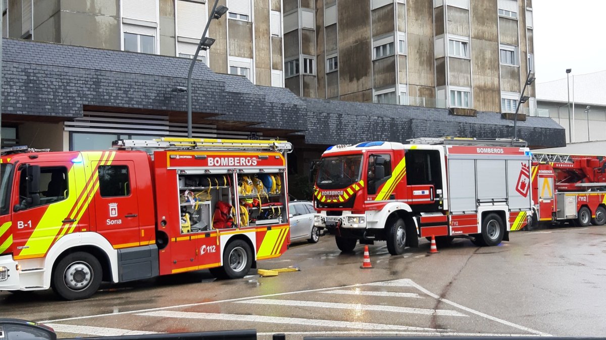 Camiones de bomberos en la plaza Odón Alonso.