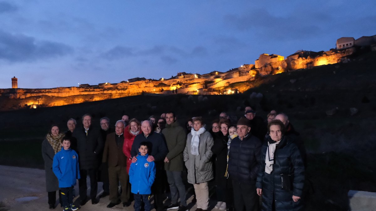 El consejero de Cultura con los vecinos y la iluminación de fondo.