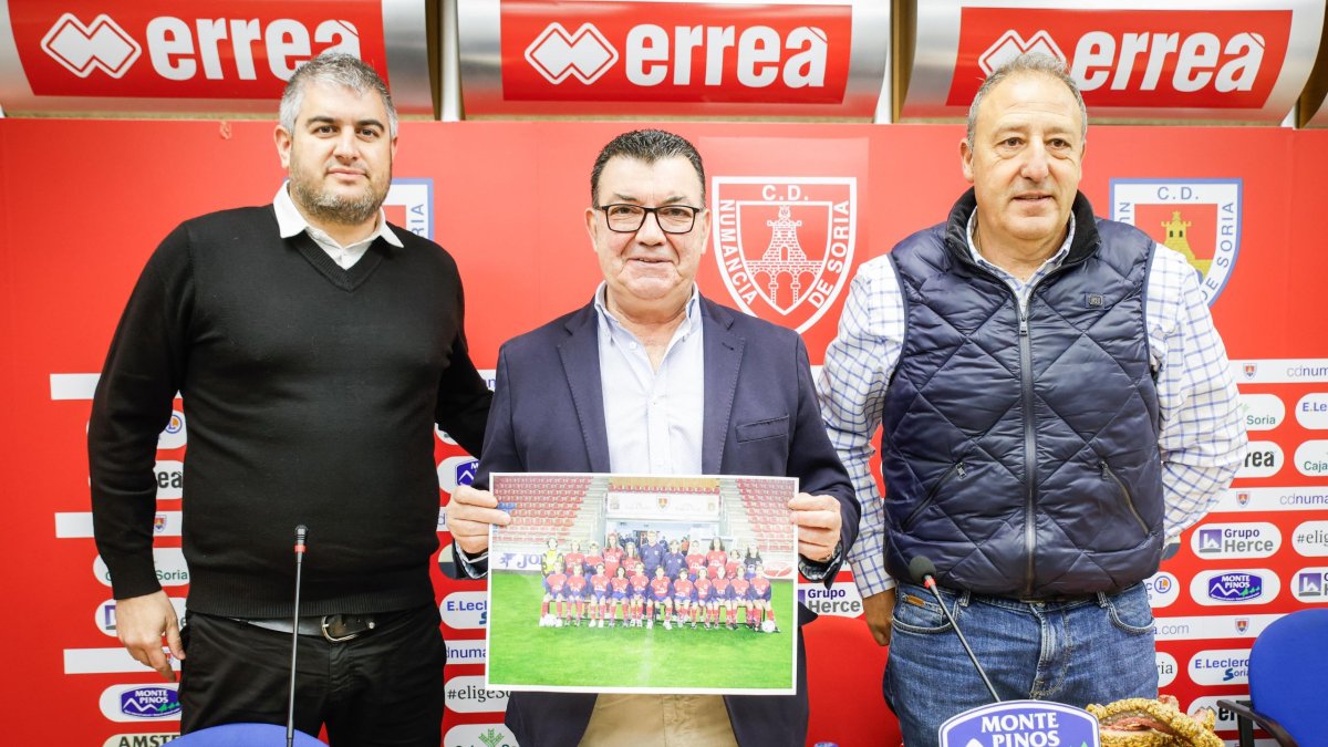 Huerta, De Pedro y Alfageme en la presentación de la sección de fútbol femenino del Numancia.