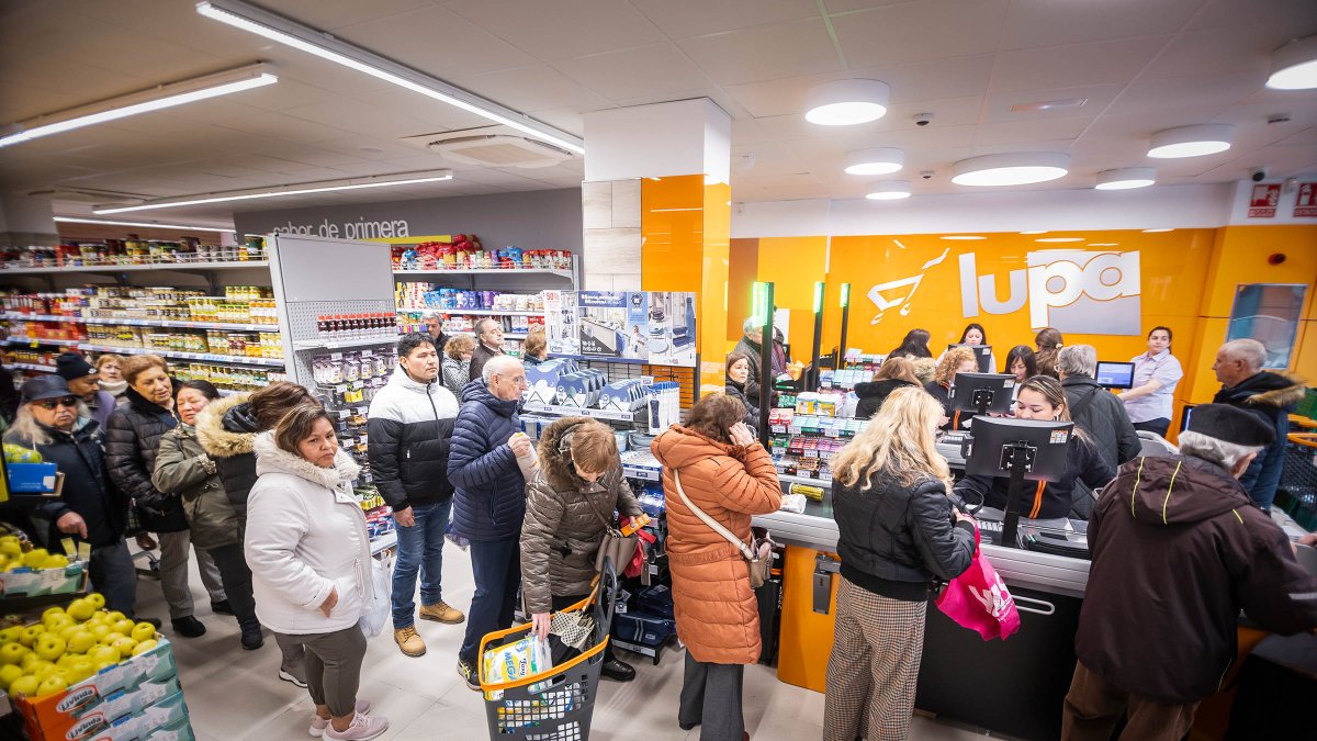 Los sorianos acuden al nuevo establecimiento en el día de su inauguración.