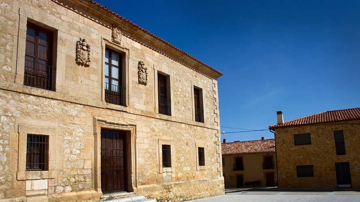 A la izquierda de la imagen, el Palacio de Abanco.