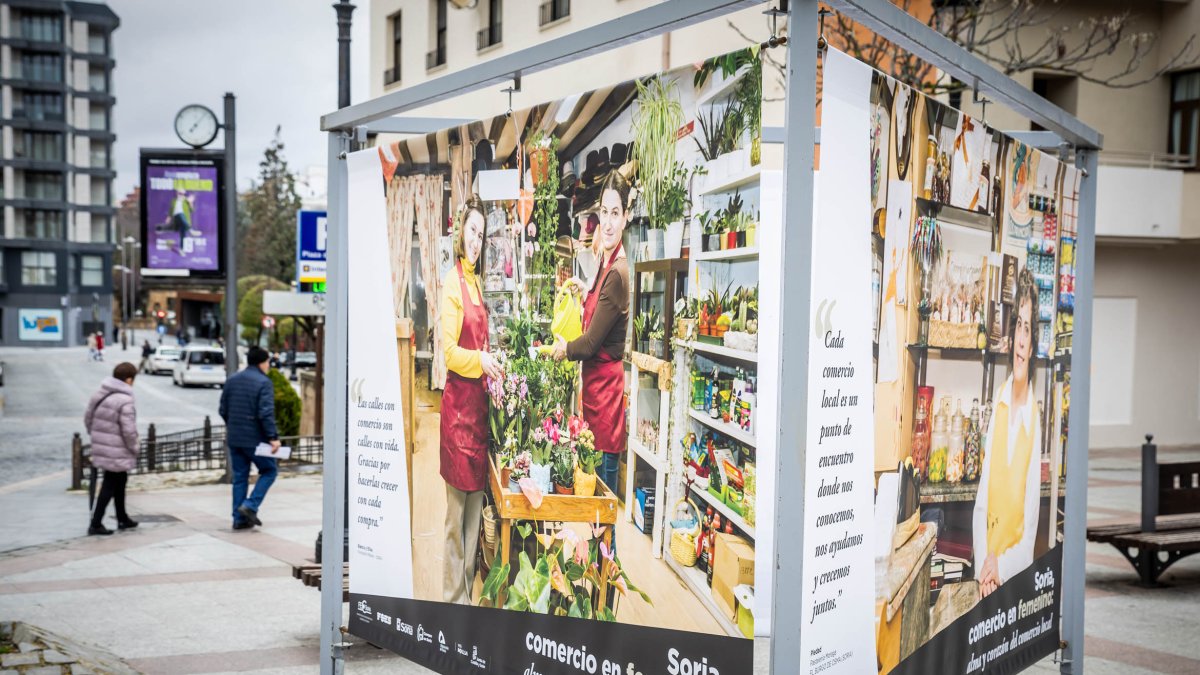 Exposición 'Comercio en femenino' en la plaza del Olivo.