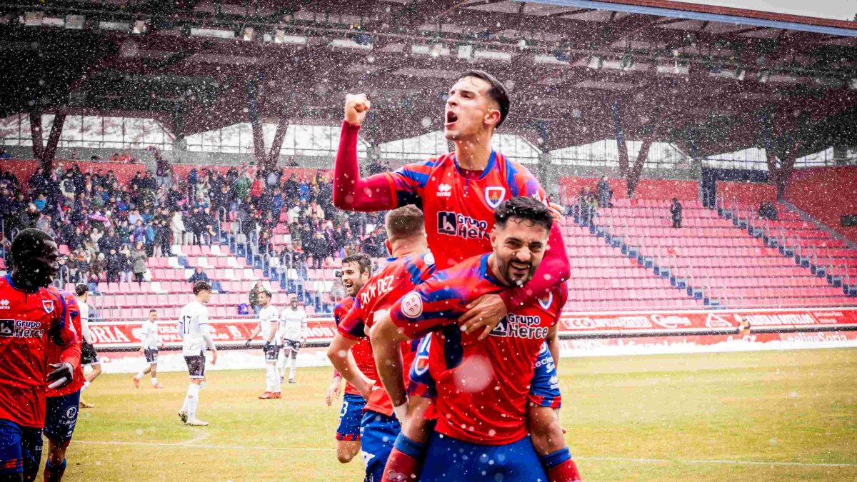 Carlos González y Jony esperan celebrar hoy más goles para darle la victoria al Numancia en Luanco.