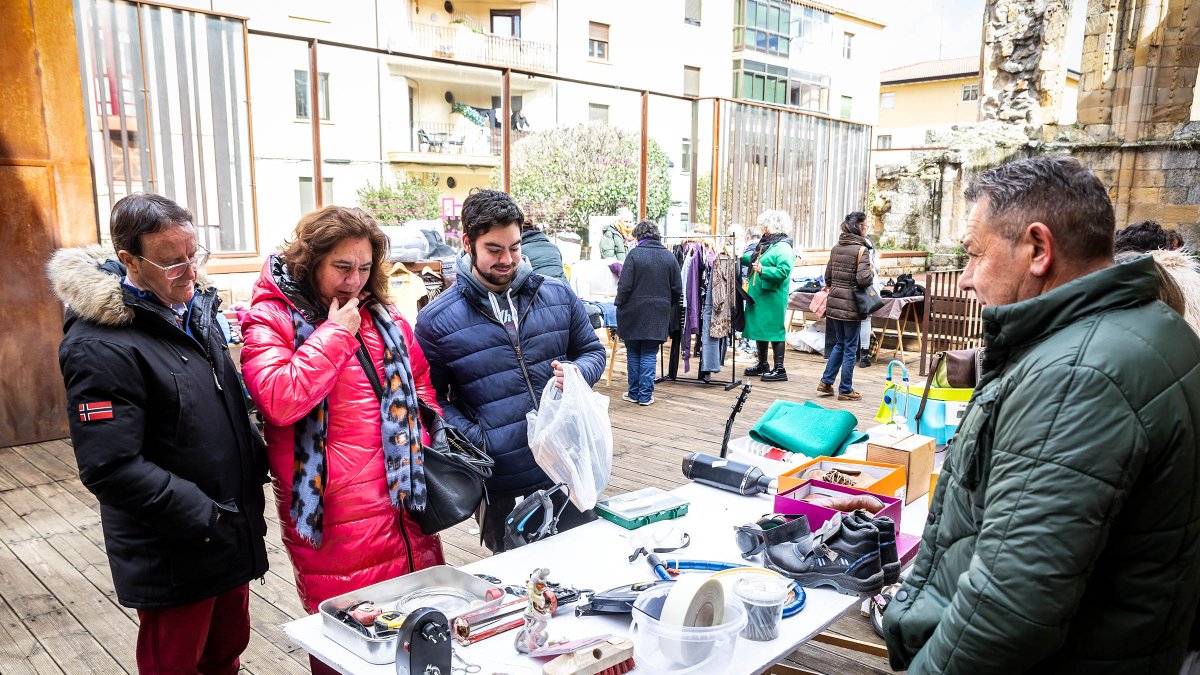 La 'Asociación de Vecinos del Casco Viejo' ha organizado este mercadillo en las Ruinas de San Nicolás.