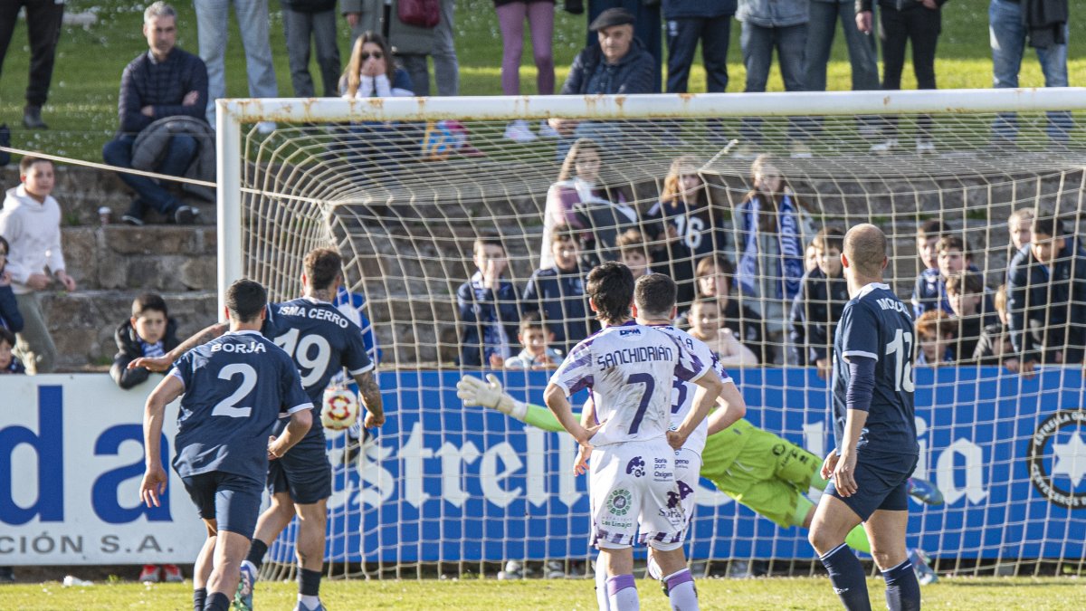 Momento en el que Isma Cerro marcaba el penalti que condenaba al Numancia en Luanco.