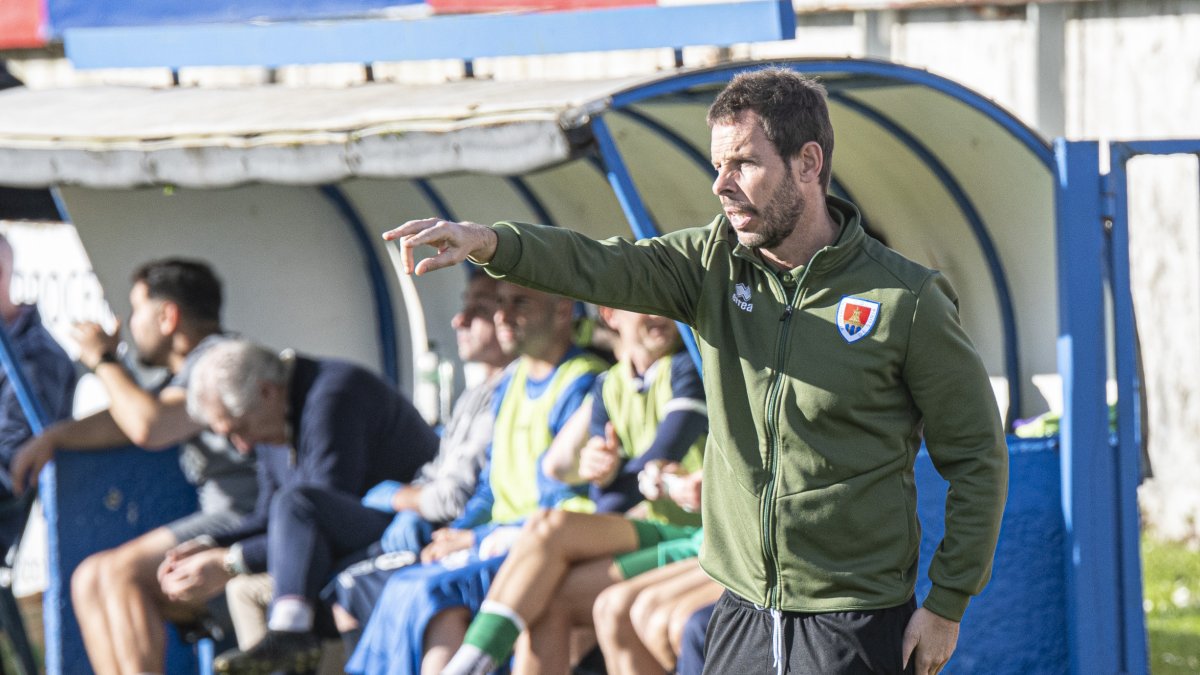 Aitor Calle se mostró desencantado con el juego de su equipo en Luanco.