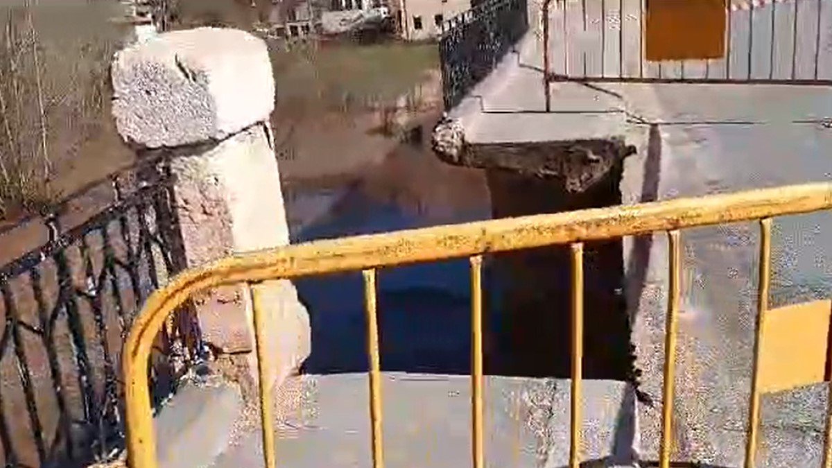 Zona afectada por el desprendimiento en el puente de la N-110 en San Esteban de Gormaz.