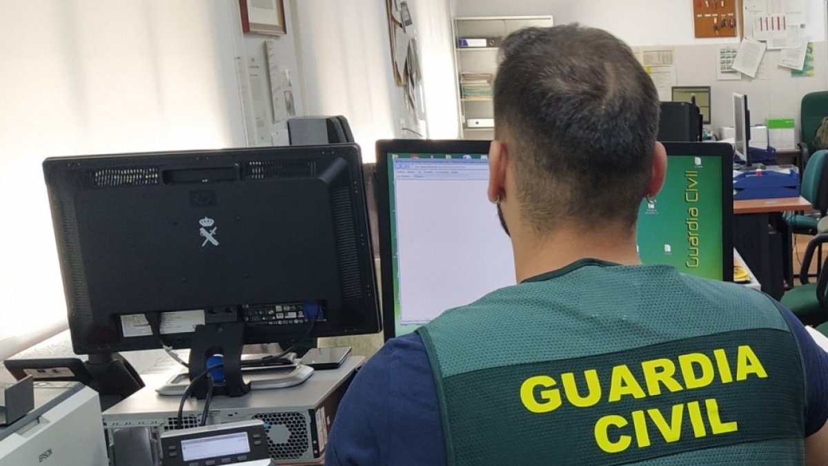 Un agente revisa delitos tecnológicos.