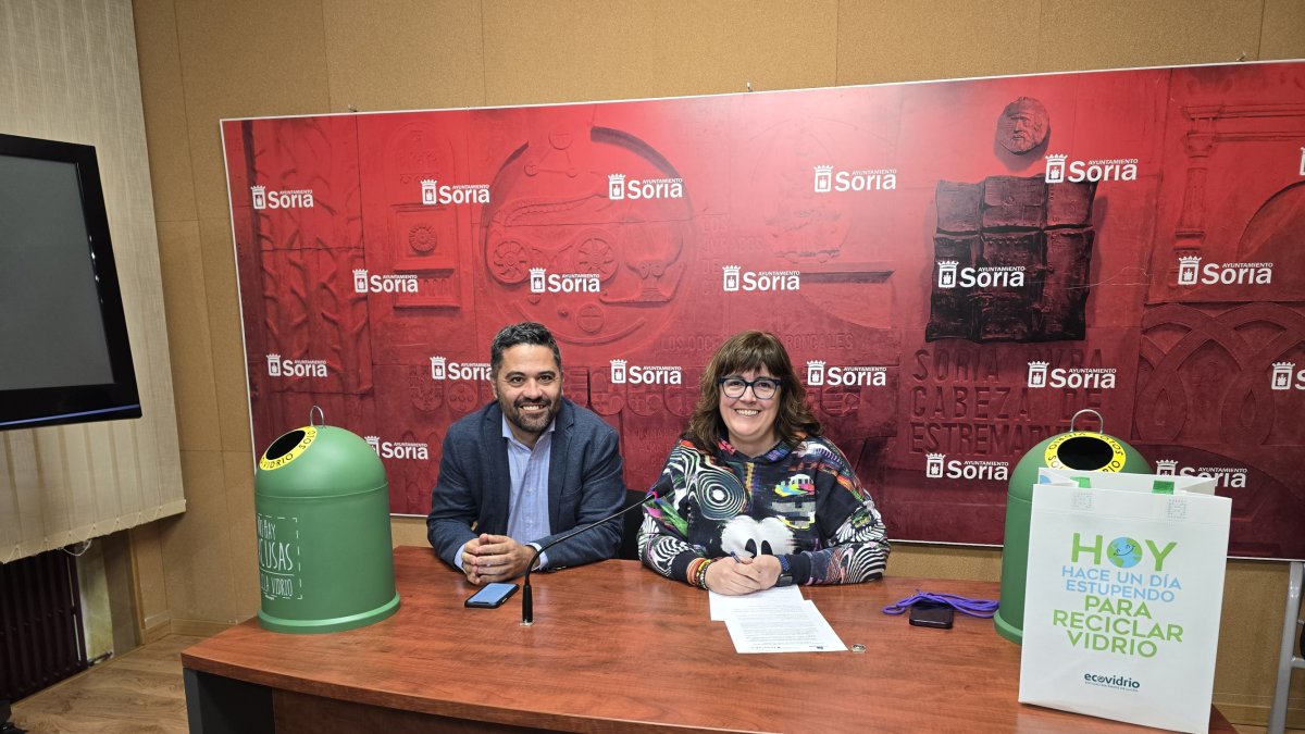 El gerente de Ecovidrio, José Carlos Agustina, y la concejala de Obras, Ana Alegre, presentan la campaña.