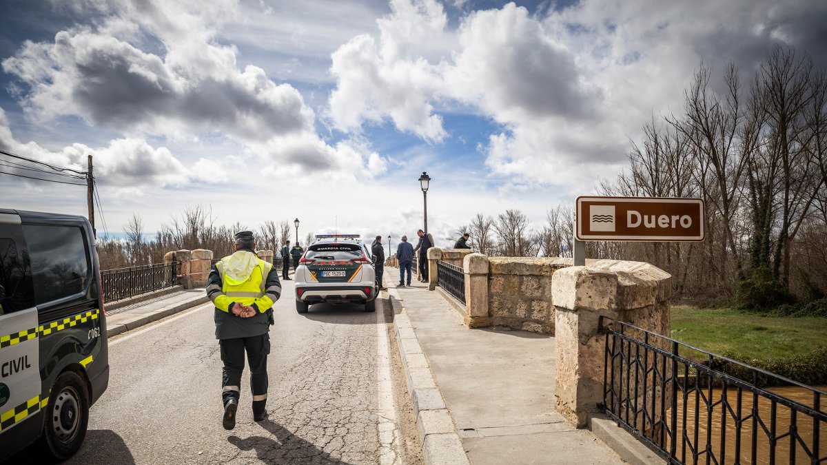 Un guardia civil en el puente de San Esteban cortado.