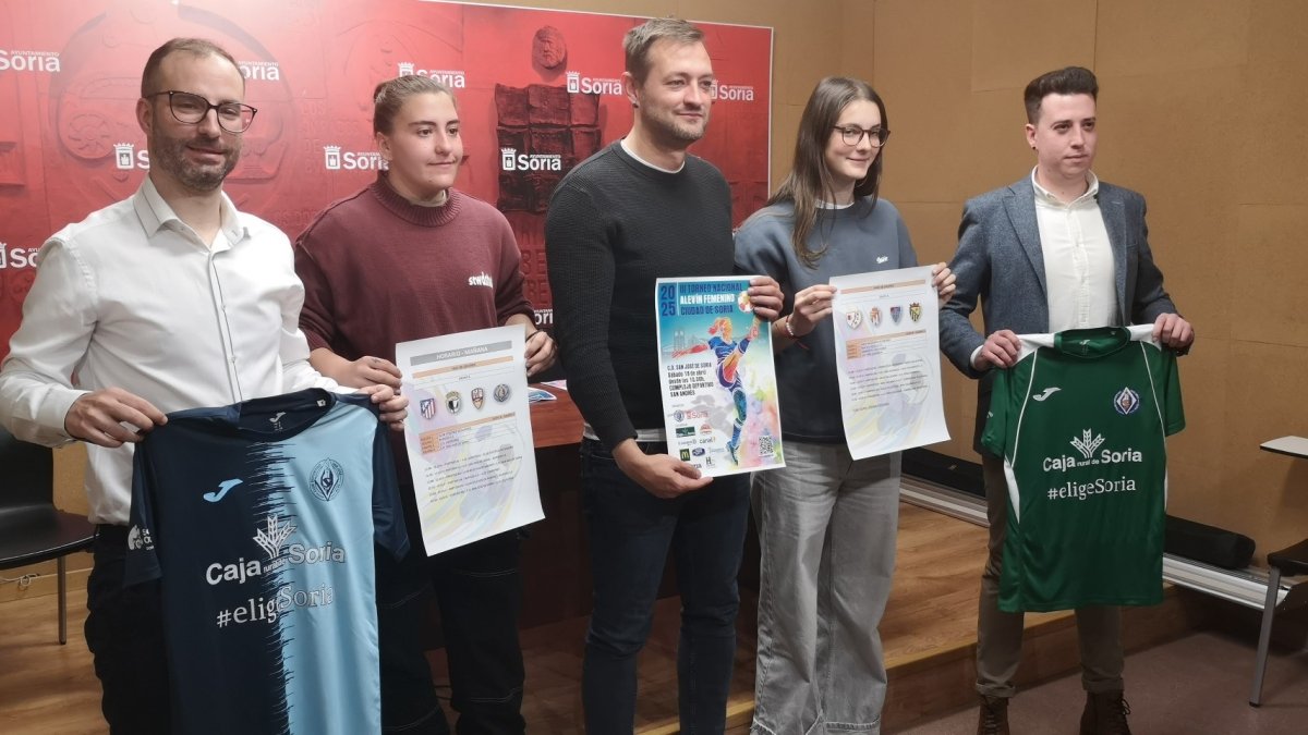 Responsables del C.D. San José junto al concejal de Deportes, Manu Salvador, durante la presentación del torneo.