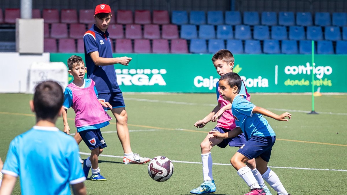 Jóvenes futbolistas en uno campus del C.D. Numancia.