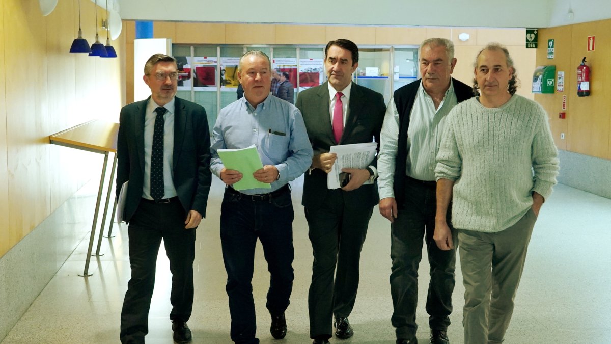 El consejero de Medio Ambiente, Vivienda y Ordenación del Territorio, Juan Carlos Suárez-Quiñones, presenta un informe con los daños a la ganadería del lobo en 2024.