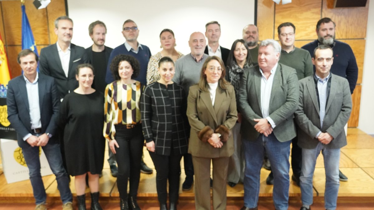 La consejera de Agricultura, Ganadería y Desarrollo Rural, María González Corral, asiste a la presentación del estudio de mercado sobre vinos de calidad.