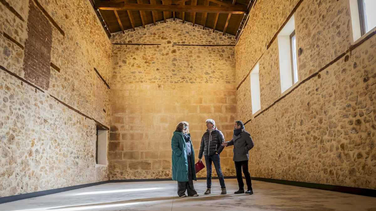 El alcalde, Carlos Martínez, visita el trinquete.