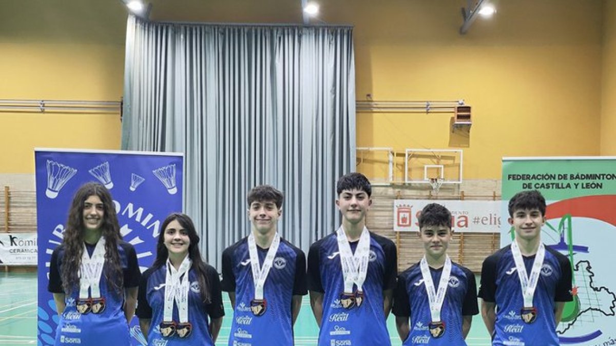 Los integrante del Club Valonsadero Bádminton con las medallas conseguidas.