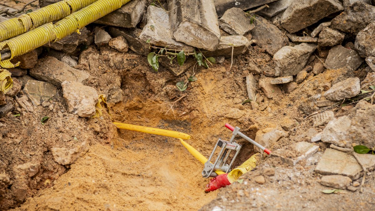 Tubería de gas rota en Obispo Agustín.