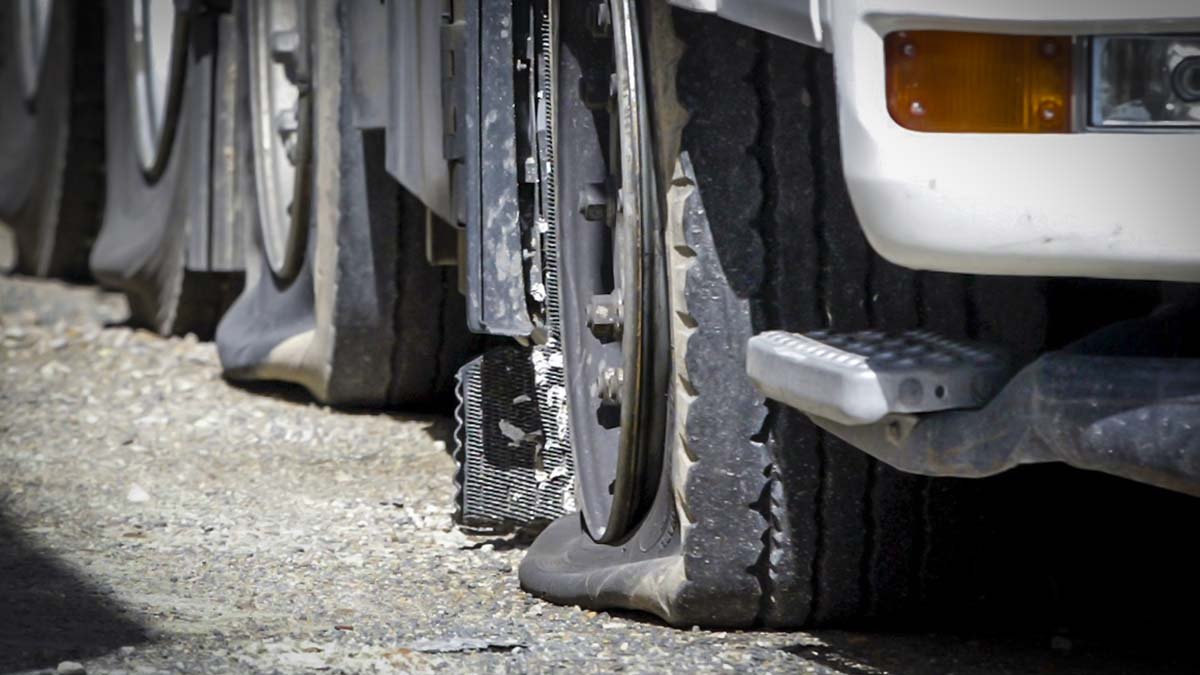 Imagen de archivo de ruedas pinchadas de vehículos.