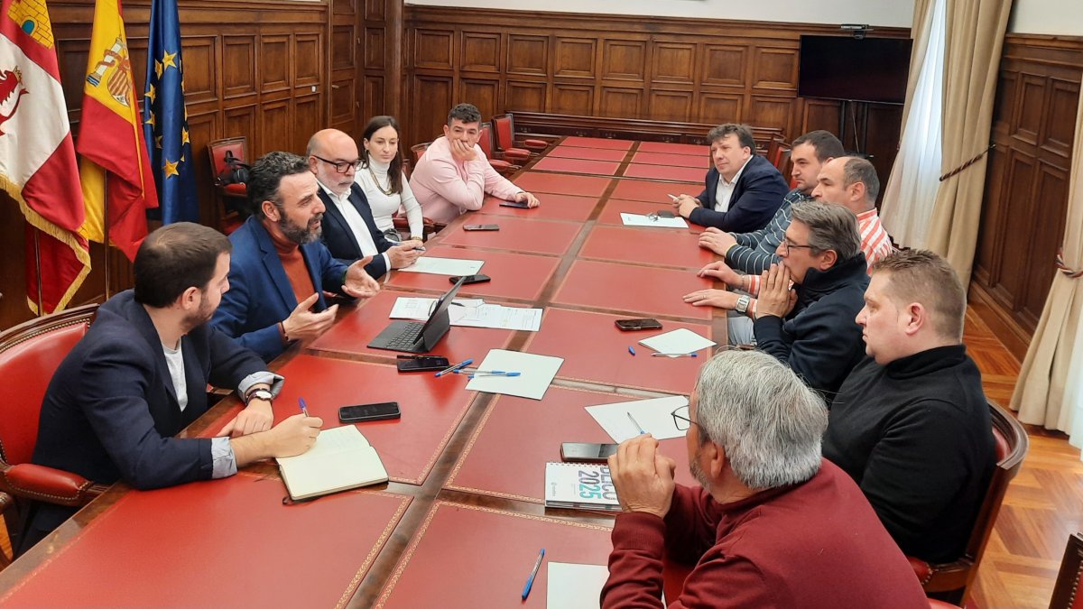 Reunión de Renfe con los alcaldes y concejales de las poblaciones afectadas.