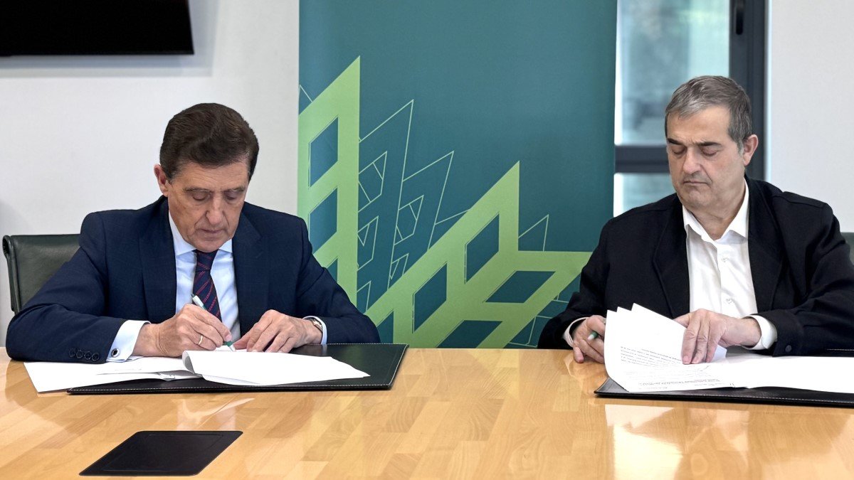Carlos Martínez Izquierdo y Alberto Santamaría rubrican los acuerdos.