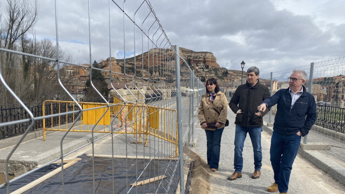 Los procuradores de Soria Ya en el puente de San Esteban dañado por las intensas lluvias.