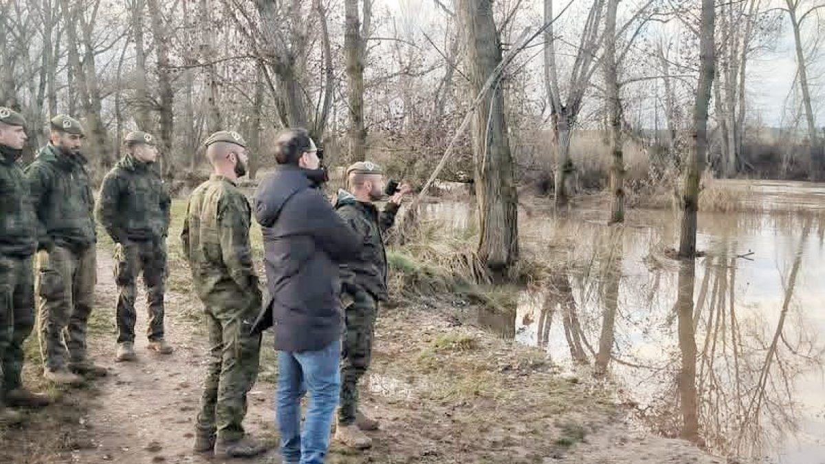 E alcalde de San Esteban y el Regimiento de Pontoneros se reúnen a pie del río Duero.