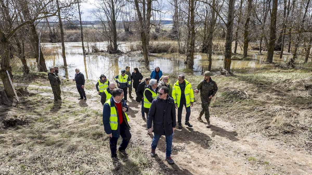 Ejército, técnicos y administraciones en el punto donde se plantea construir un puente provisional en San Esteban.