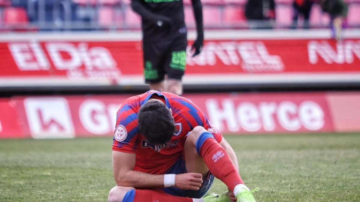 Impotencia de un Numancia que, a pesar de no jugar un buen partido ante el colista, estrelló cuatro balones en la madera.