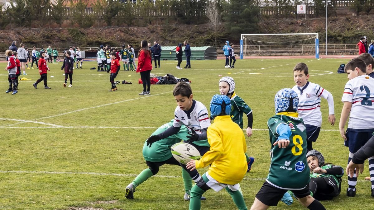 Un grupo de niños durante un torneo de escuelas en Los Pajaritos.