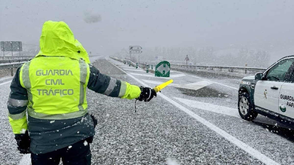 Mañana de intenso trabajo por la nieve para la Guardia Civil de Tráfico.