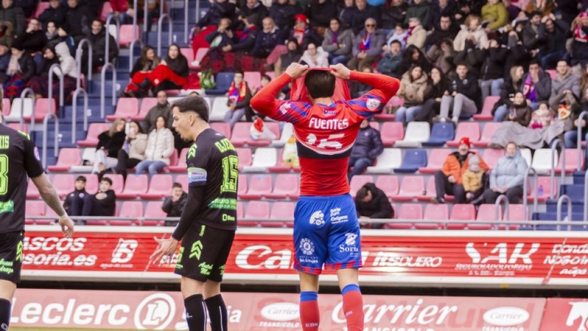 El Numancia no ha rendido como se esperaba en el último mes de competición, en la imagen Fuentes lamentándose en el partido ante el colista.
